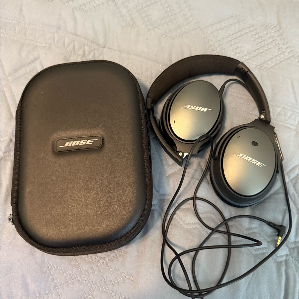Bose Silver Noise-Cancelling Headphones with Black Case - Picture 2 of 9